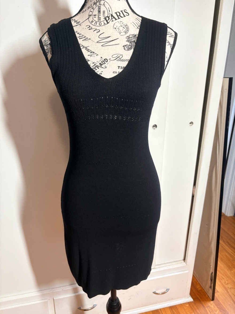 Guess Collection Black Ribbed V-Neck Sleeveless Knit Dress